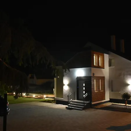 Vila Field6 *