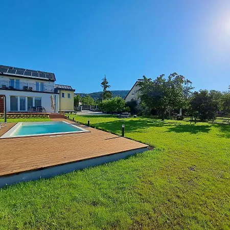 Vila Field6 *