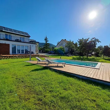 Vila Field6 *