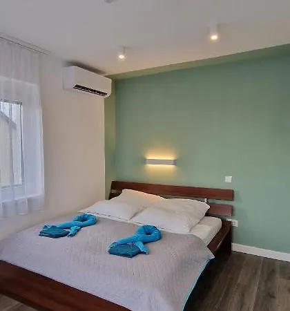 Vila Field6 *